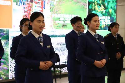 青岛地铁13号线服务礼仪操比武大赛拉开战幕，专业服装出租助力服务风采
